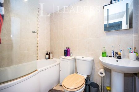 4 bedroom flat to rent - Photo 2