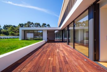 Moradia T6 de arquitetura moderna inserida no Golfe de Oeiras