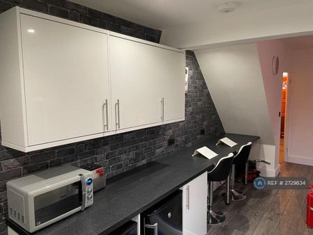1 bedroom in a house share to rent - Photo 5