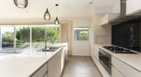 Executive Family Home - Photo 2