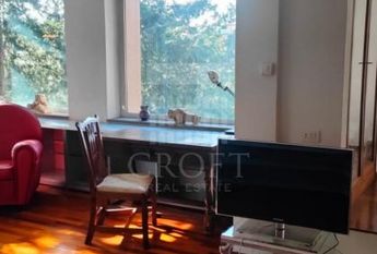 Piazza del Popolo: Lovely, modern 1 bedroom in private Villa. Entrance, spacious living-dining, fully equipped kitchen, bath and private terrace. Parquet floors Air conditioning, bright and silent. rif 364