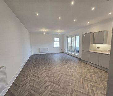 3 bedroom flat to rent - Photo 4