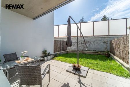 Pronájem bytu 1+kk s předzahrádkou a garážovým stáním v projektu U starého mlýna, Praha 10 Uhříněves - Фото 3