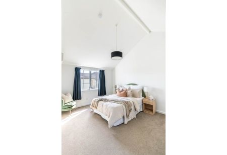Family home in Double Grammar Zone - Photo 4