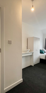 EN-SUITE Rooms Available - 5 mins from station - Photo 3