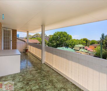 Renovated spacious top floor unit - Photo 1