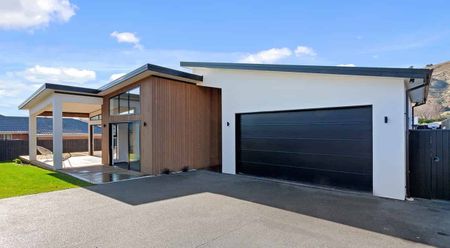 Stunning Fully Furnished Executive Extra Large Family Home in Superb Location! - Photo 4