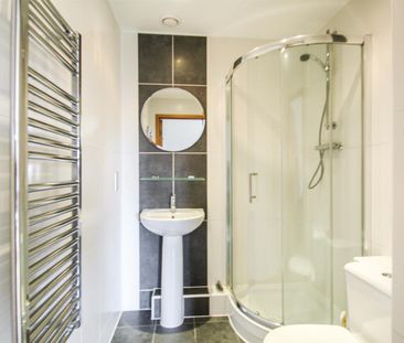 2 bedroom Flat To Let - Photo 3