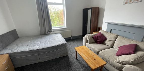1 bedroom in a house share to rent - Photo 2