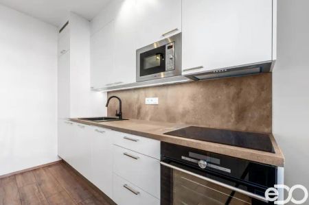 Pronájem nového, slunného bytu 1+kk s balkonem – ranní slunce, Praha 5 - Photo 4