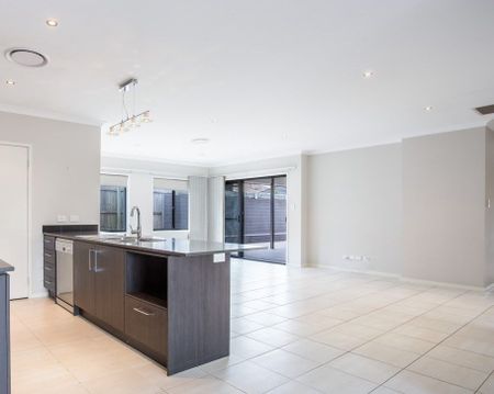 Spacious 4 Bedroom Home Opposite Parkland - Photo 3