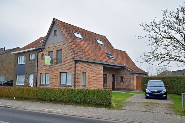 Volledige gerenoveerde woning met zonnig terras en tuin! - Photo 1