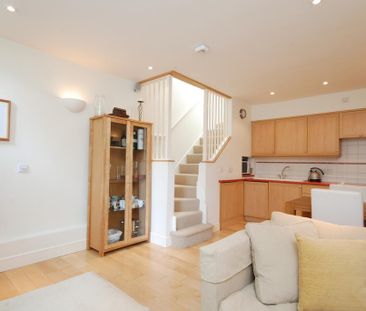2 bedroom mews to rent - Photo 2