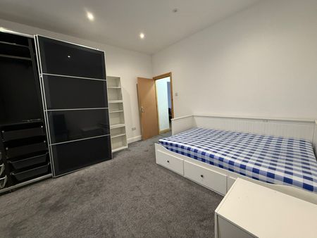 One bedroom Flat close to ilford station ideal for working couples- 1550 pcm - Photo 2