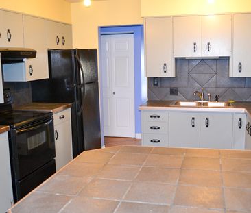 3 Bed Bungalow Near Confederation Park | Mature Treed Lot | Double ... - Photo 6
