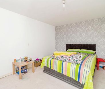 3 bedroom flat to rent - Photo 4