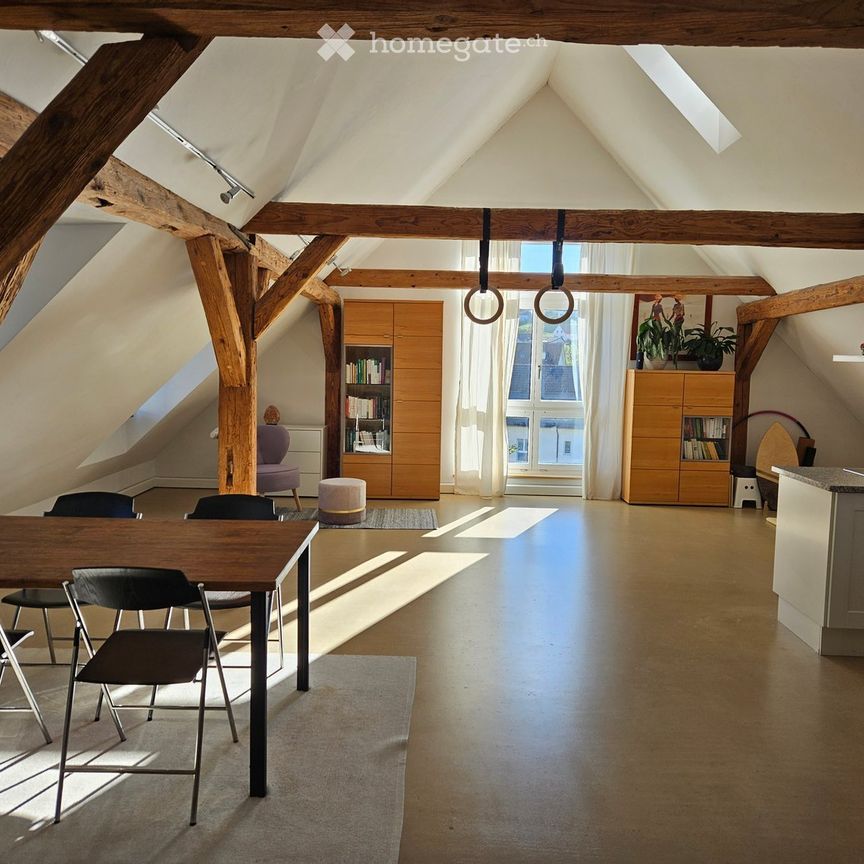 Altbau-Bijou unterm Dach: viel Raum, Holzbalken und eigenem Garten - Photo 1