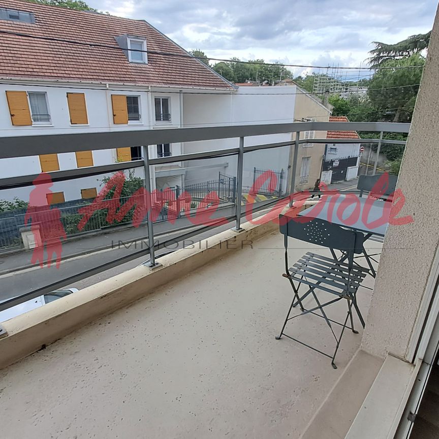 LOCATION STUDIO MEUBLE AVEC BALCON 740€cc - Photo 1