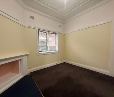 Beautiful 3-Bedroom Home in Prime Ashfield Location - Photo 4