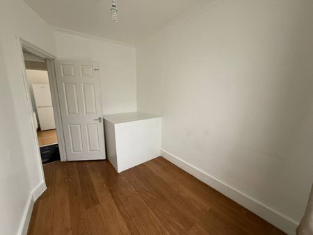 Two bedroom First Floor flat off romford road -£1800 pcm - Photo 5