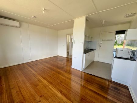 Sunny and cosy bedsit - Photo 5