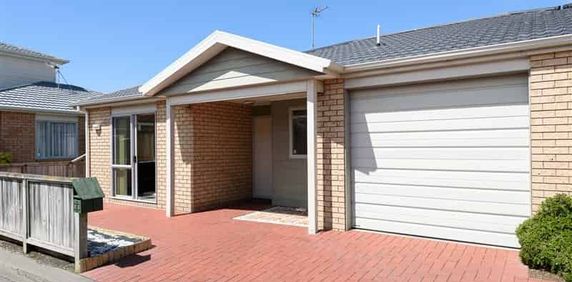 Lovely 2 double bedroom unit - Photo 2