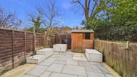 2 bedroom maisonette to rent - Photo 2