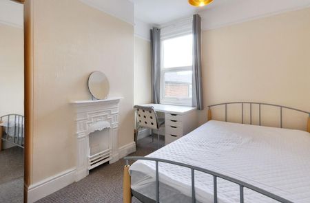 4 bedroom terraced house to rent - Photo 2