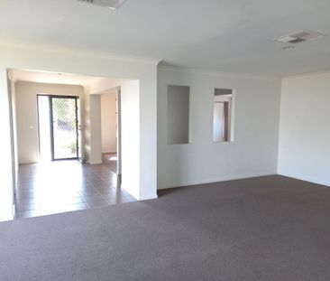 SPACIOUS THREE BEDROOM + STUDY HOUSE - Photo 4