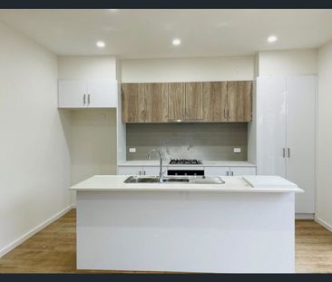 Spacious & Modern 3-Bedroom Townhouse In Prime Craigieburn Location - Photo 5