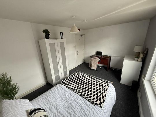 1 bedroom in a house share to rent - Photo 1