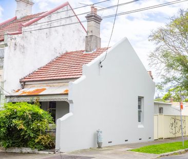 Charming 2 Bedroom Terrace - Photo 1