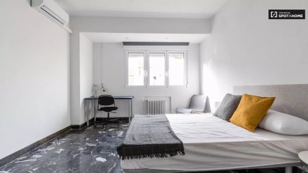 Single Bed in Room in a shared 8-bedroom apartment for rent in Sant Francesc, suitable for professionals and students - Foto 2