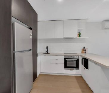 LARGE BALCONY | CONTEMPORARY APARTMENT - Photo 2