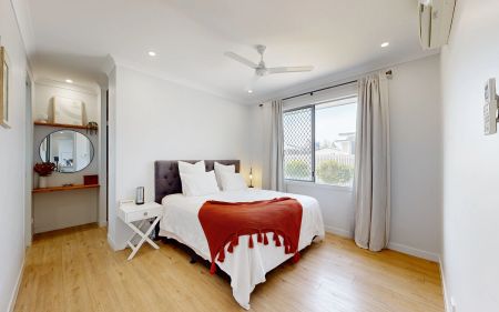 Modern Family Home - Photo 2