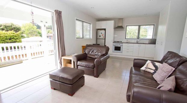 Sunny Titrangi 3 bedroom on Atkinson Rd - Photo 1