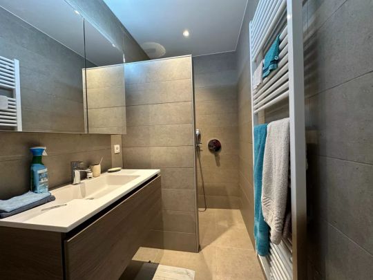 Luxueus appartement op de eerste verdieping op rustige centrumlocatie te 's Gravenwezel. - Photo 1