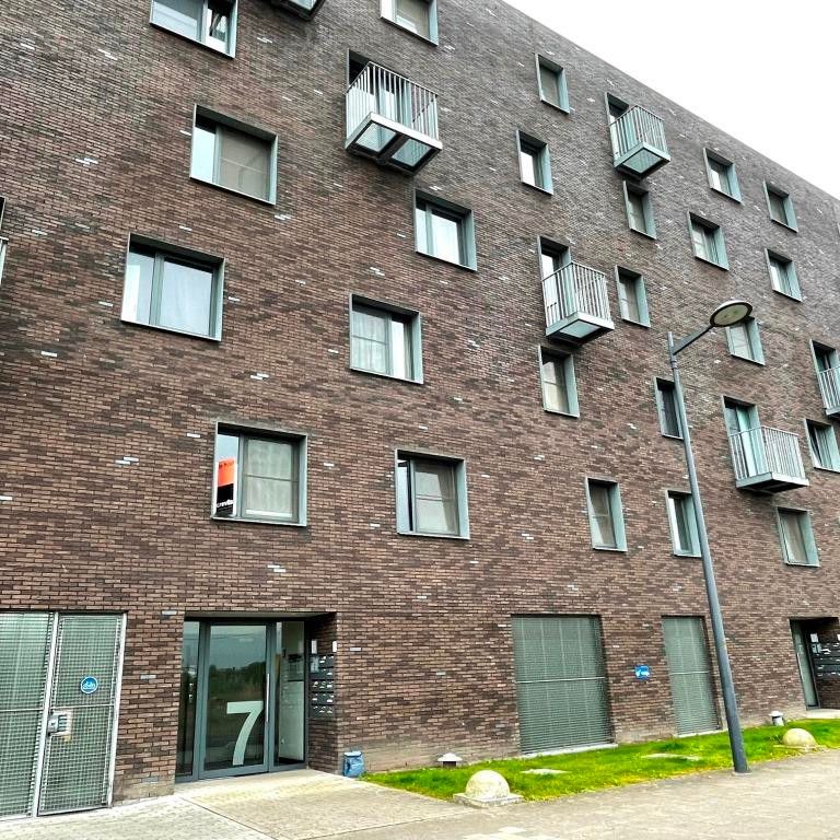 Hedendaags drieslaapkamerappartement met parkeerplaats, zonnige tuin en groot terras. - Foto 1