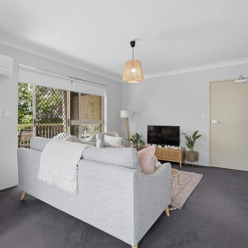 🌿 Easy Living in the Heart of Yeronga - Photo 1