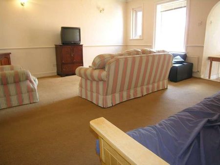 Bedroom Flat In Winton, BH9 - Photo 3