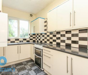 References Pending - 6 bed Detached House - Photo 1