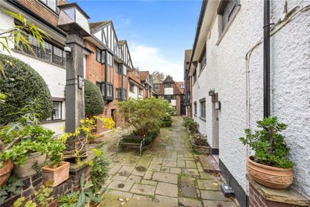 A generously proportioned mews house providing versatile living space. - Photo 3