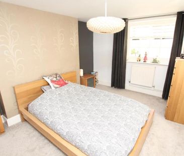 A superb property, with private garden! Set over two floors and in ... - Photo 1