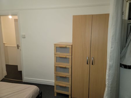 Room in a Shared House, Springfield Drive, IG2 - Photo 5