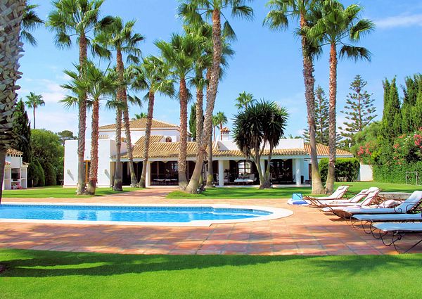 Villa close to the beach, very unusual architecture, on prestigious Paseo del Parque