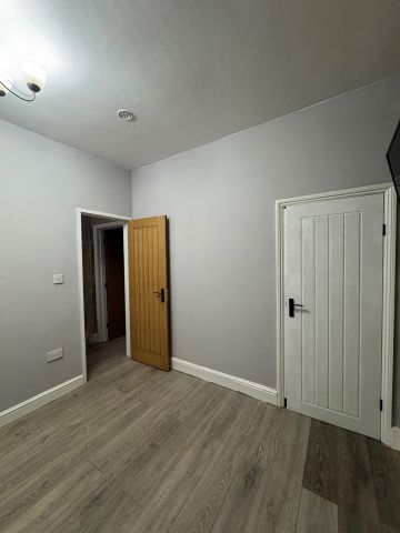 2 Bed Flat, Radstock Road, RG1 - Photo 2