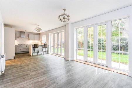 4 bedroom detached house to rent - Photo 2