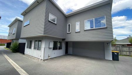 RICCARTON - 4 BEDROOM, 2 X BATHROOM TOWNHOUSE WITH DOUBLE GARAGE - Photo 3