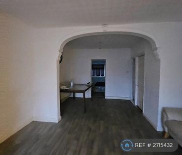 4 bedroom semi-detached house to rent - Photo 1