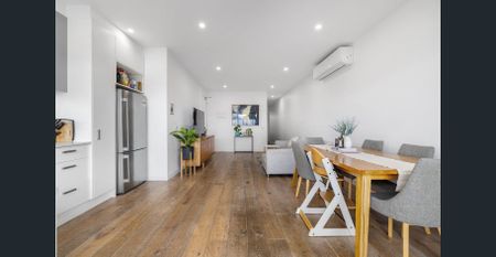 LIGHT FILLED APARTMENT WITH TWO OUTDOOR RETREATS - FLEXIBLE LEASE TERM MINIMUM SIX MONTHS - Photo 4